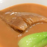 お勧め白湯料理NO.3＜特選フカヒレ姿煮込み・中サイズ・尾半身・約70ｇ＞