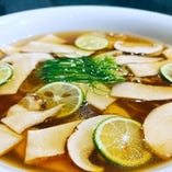 生松茸たっぷり
金華ハム上湯スープソバ