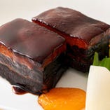 ～天廣堂名物　黒酢トンポーロウ～　1ヶ　黒醋東坡肉