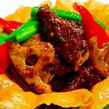 お勧め6.特選牛モモ肉と旬野菜の黒胡椒醤炒め　春巻きカップ