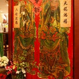 入口には１００年以上昔の門神がお出迎え。台湾にタイムスリップ