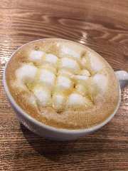 ハニービーズカフェラテ！ 蜂蜜の優しい甘さが疲れを癒します。