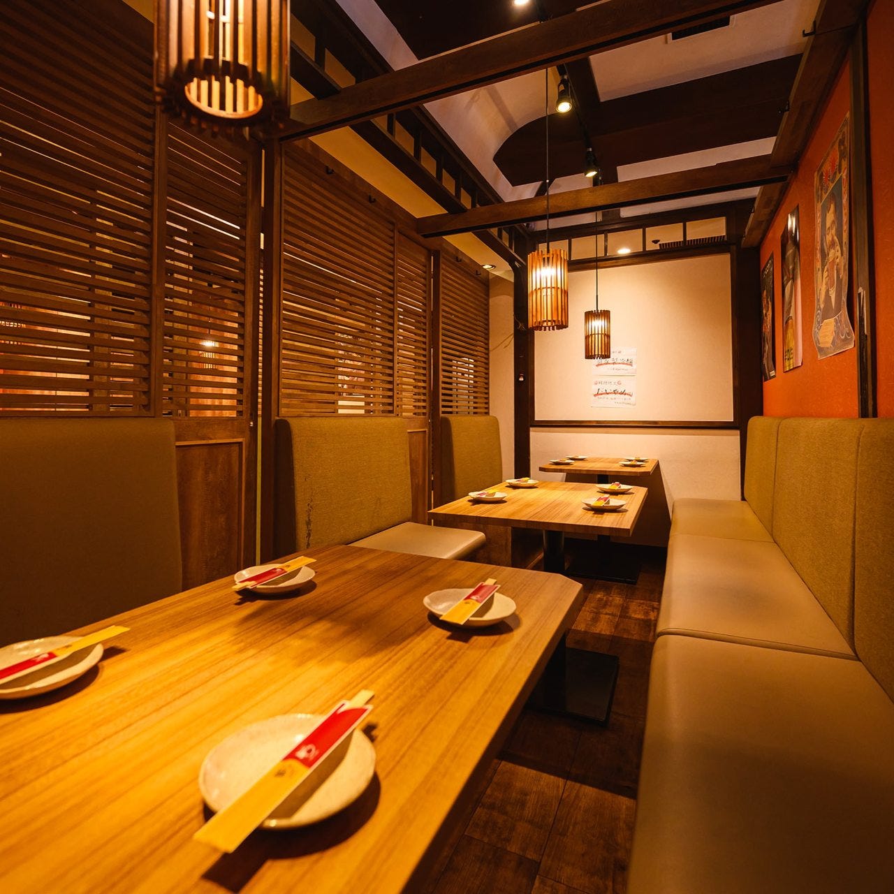 ブラウンを基調とした、和牛酒処 牛なりの内装