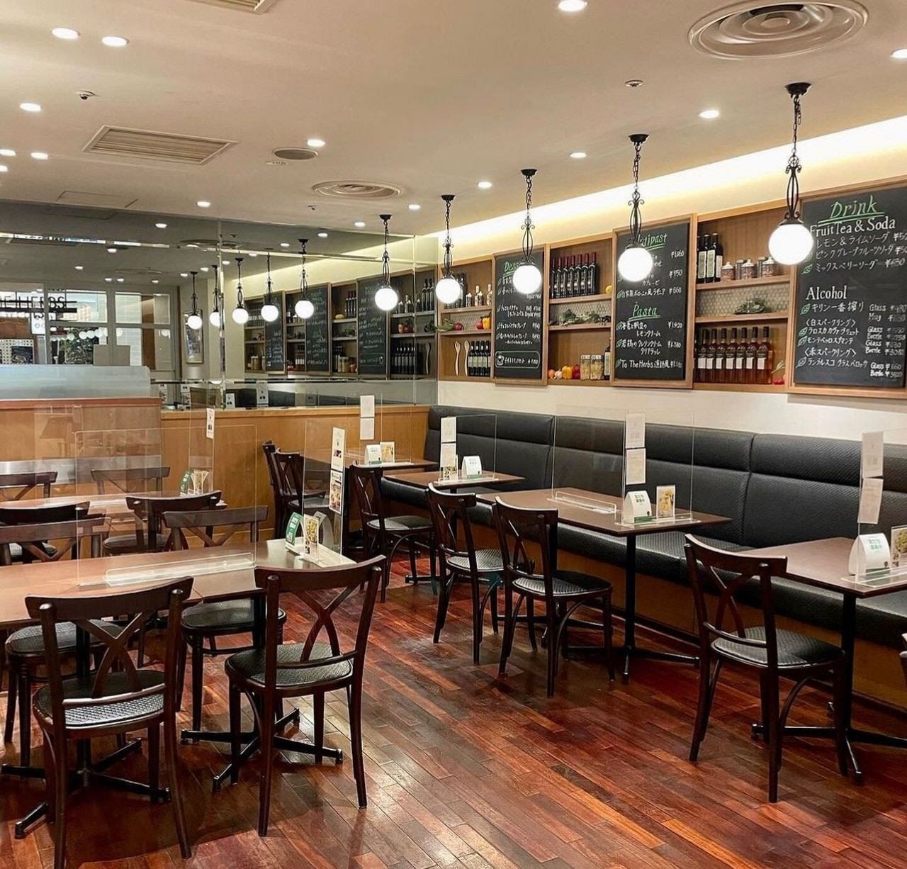 モダンな雰囲気のテーブル席が並んでいるトゥザハーブズ ルミネ立川店の店内の様子