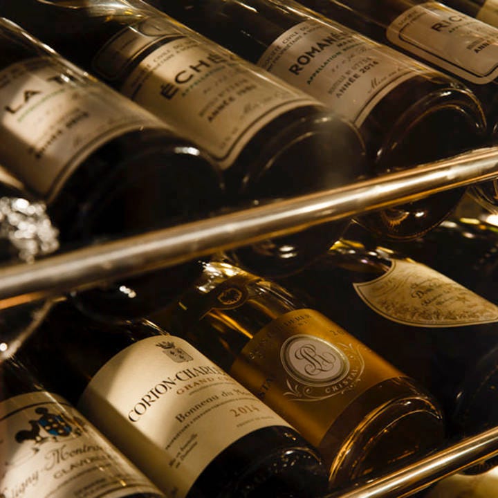 フランスを中心に世界のワインを常時100本以上揃えたセラー
