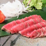 絶品！A5ランクの神戸牛のタタキ。神戸牛の旨みと食感をストレートに味わえます。にんにく醤油でどうぞ♪