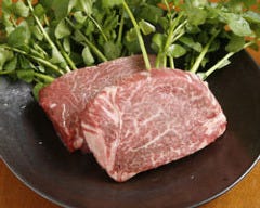 上品な脂の黒毛和牛の炭火焼き