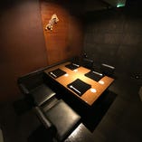 黒とブラウンを基調とした、皮ソファのシックデザイン。完全個室のプライベート空間