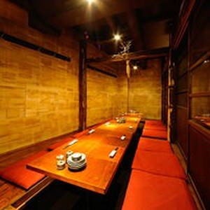 飛騨の古材と和紙が趣ある個室は最大30名様まで！