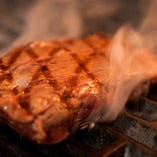 【肉厚特選牛ステーキ！！】
こだわったお肉を香ばしくグリルしたステーキ。中でも
ジューシーで旨味のあるサーロインはイチオシ！