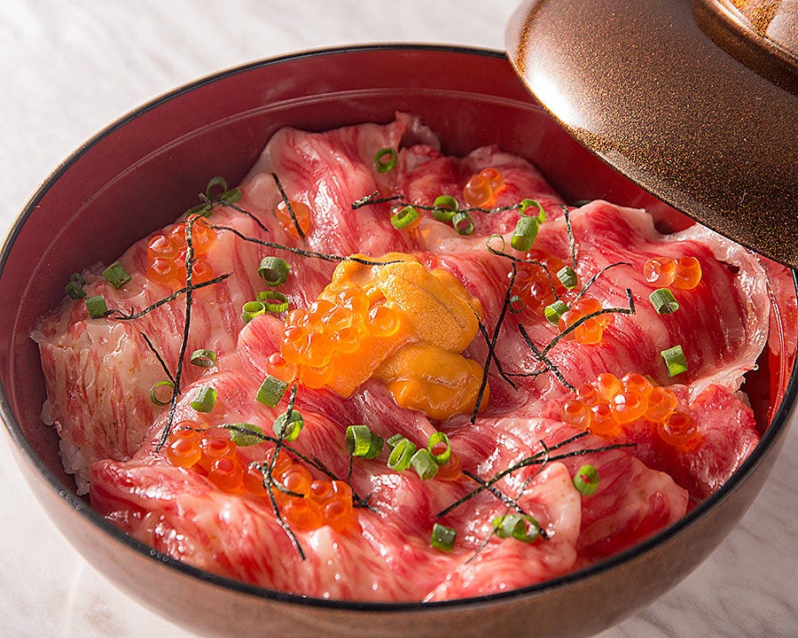 焼肉 ゼニバの生粋な牛トロ雲丹いくら丼