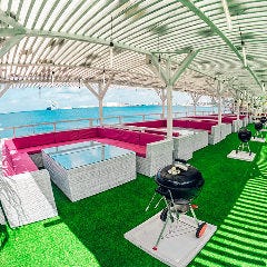 青い海を背景に素敵な音楽の中のBBQ思い出作りに持ってこい！！