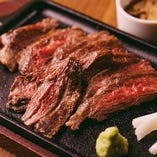ジューシーな旨み広がる「牛ハラミ肉の鉄板ステーキ」