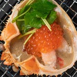 蟹肉と蟹味噌が詰まった甲羅においしいイクラを豪快にのっけ盛り「蟹とイクラの贅沢甲羅焼き」