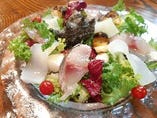 新鮮な魚介類と西洋野菜のサラダ仕立て、ジンジャーソース。