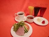 セットメニュー・タパスサラダ・たっぷり野菜のミネストローネ・ソフトドリンク・本日のデザート