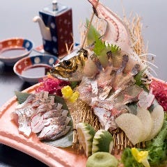 アジの活造り 　１6００円～ 大型いけすには他多数の活魚あり