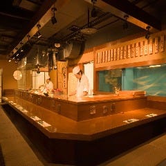 イケスを眺めながらゆったりしたカウンター席で美味しい料理を