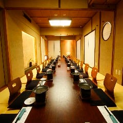 こちらの寛ぎの完全個室は堀こたつ席で12名様～30名様まで可