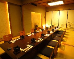 こちらの寛ぎの完全個室は堀こたつ席で12名様～30名様まで可