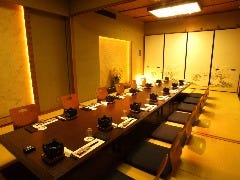 こちらの寛ぎの完全個室は堀こたつ席で12名様～16名様まで可