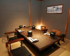 こちらの寛ぎの完全個室は堀こたつ席で12名様～16名様まで可