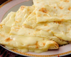 <窯焼き>とろ～りチーズのチーズナン