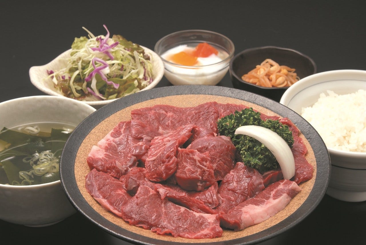 器に盛られた赤身肉とご飯、味噌汁、サラダ、小鉢