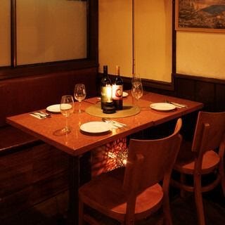 サンガム築地_異国情緒あふれるテーブル席