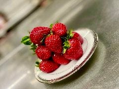 La・miroir（ラミロワール）_宜野座村のパムセファームのねがさんの育てる沖縄県産いちご。ラ・ミロワールで使用するデザートには欠かせない食材の一つ。特にいちごをこれでもかと使用したティラミスはおすすめです（人気の商品の為在庫切れの場合があります）※1月〜4月ごろまで