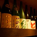 カウンターの上には日本各地の地酒が並ぶ