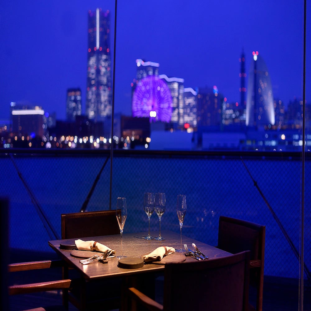 みなとみらい夜景を鑑賞しながら料理を嗜む海に浮かぶレストラン 