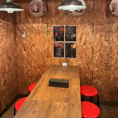 本格薬膳火鍋と麻辣スパイスカレー専門店 神戸南京町 麻辣朋友!_ゆったりとした店内とお席