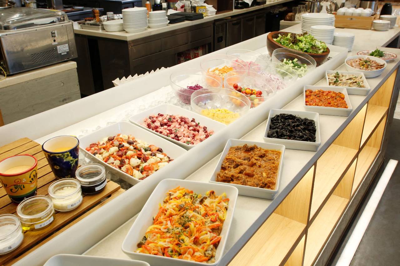サラダが数種類並んだビュッフェコーナー