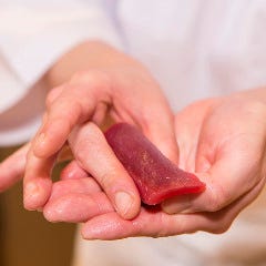 鮮魚問屋直営ならではの旬で新鮮なネタを豊富にご用意！