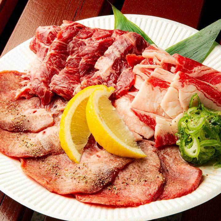 白い皿に盛り付けた十勝 星空ビアガーデンの牛肉セット