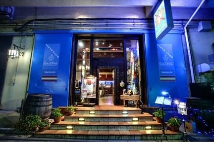 鮮やかなブルーの外観。倉庫を改装したおしゃれな造り