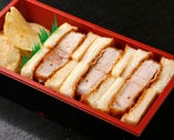 どんな場所でも手軽に「イマカツ」の味を堪能できるカツサンド。