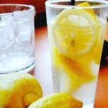 レモン丸ごと1個の「冷凍レモンサワー」が人気♪