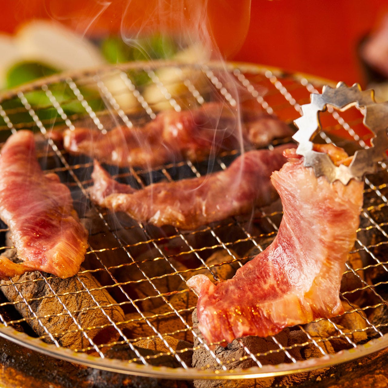 網の上で焼かれているお肉