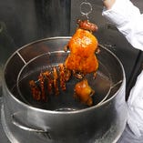 自慢の北京ダックは専用の特製釜でつるし焼きにして仕上げます
