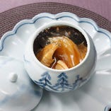 「極上壷蒸しスープ」は金華ハムをたっぷり使ったスープに、高級食材の香りが渾然一体となって生まれる滋味を堪能できます