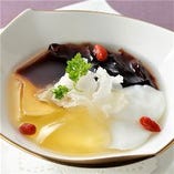愛玉子（オーギョーチ）と杏仁豆腐と亀ゼリーのレモンシロップ