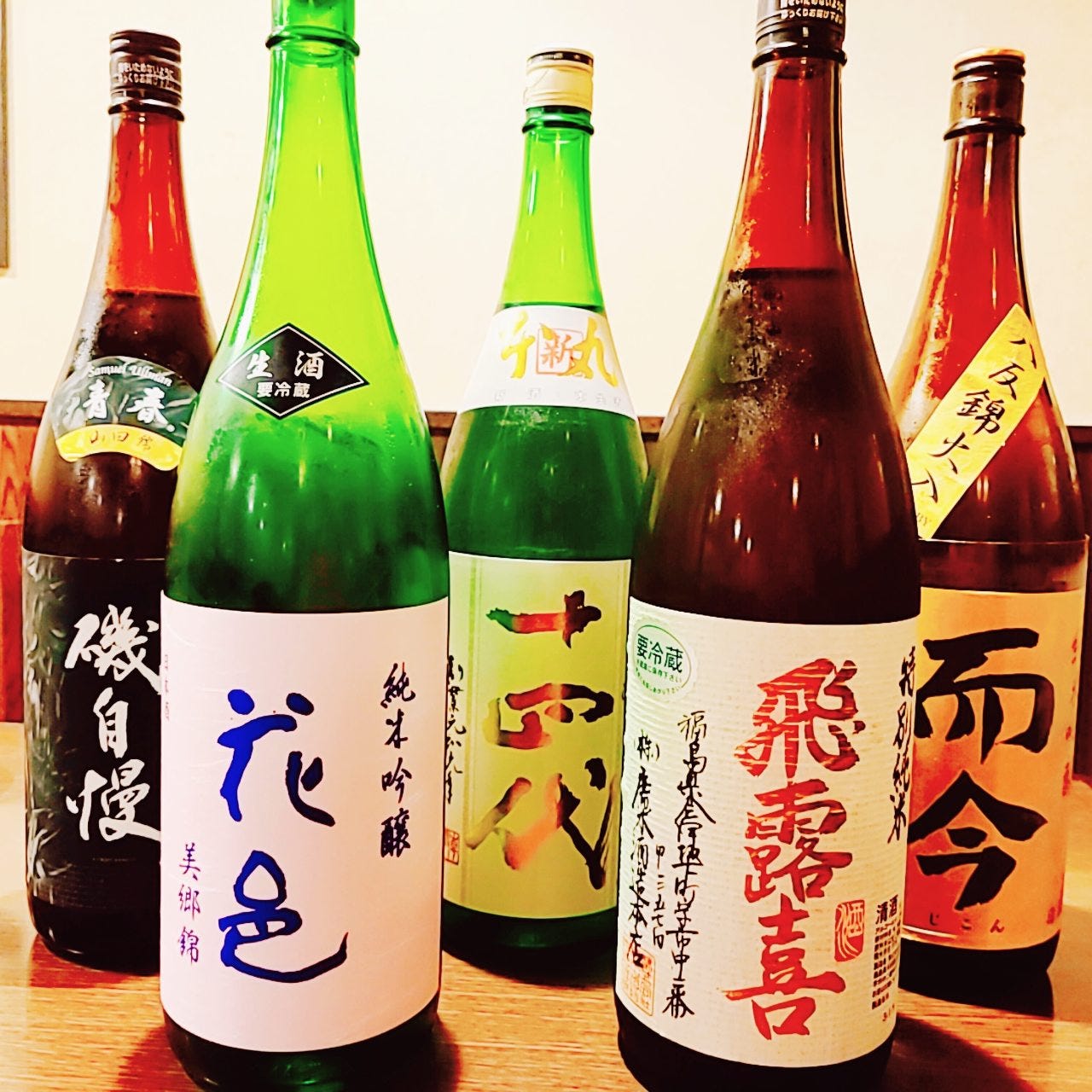 日本酒ケースには全国の有名地酒がずらりと並んでいます。