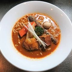  牛ホッペの煮込スパイスラーメン　羊骨スープ