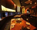 ゆったりとしたテーブル席は接待・デートなどマルチに活用！