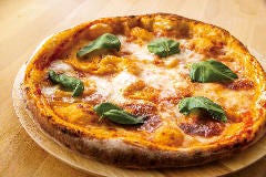 チーズをたっぷり使った、特製の熱々ピザ♪