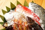 お客様にお出しする鮮魚は、全て店長が自信をもってウマイ！！と言えるものだけです。新潟県は直江津直送の鮮魚を始め、築地に集まる旬の鮮魚をお出しします。もちろん冷凍物は一切使用しておりません。