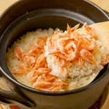 春宴会では、桜海老の土鍋御飯をご用意しております。炊き立てのご飯の香りは食欲をそそる事間違いなし！その他、若鶏と筍、桜鯛、牡蠣の土鍋御飯も別コースにてご用意しております。