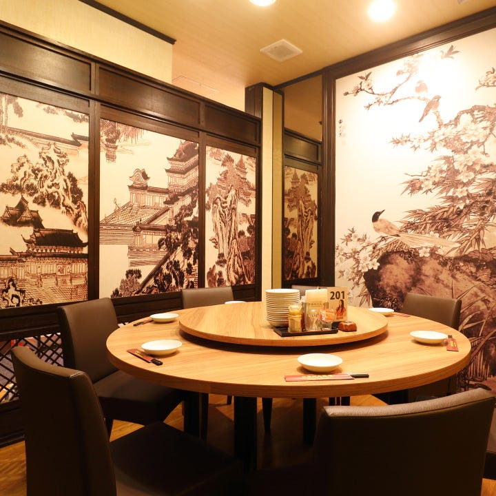 高級感あるターンテーブルが配置された「中華街大飯店」の店内